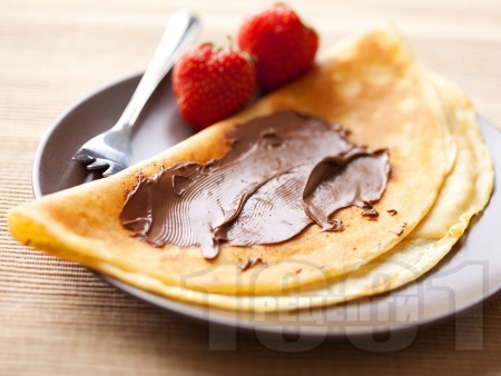 Бързи, лесни и вкусни обикновени палачинки с прясно мляко и течен шоколад - снимка на рецептата